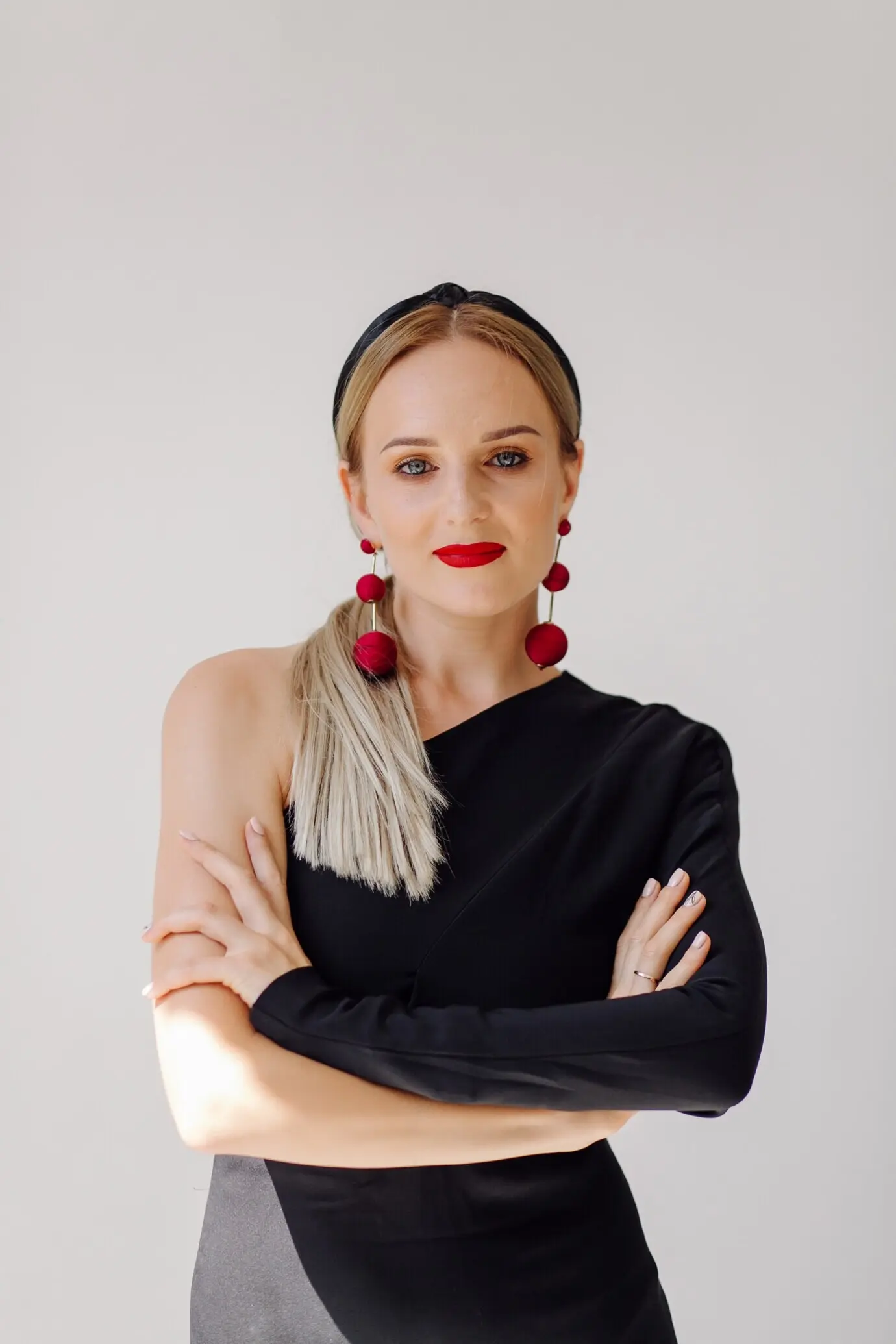 Schönes weibliches Model posiert in einem eleganten Kleid.